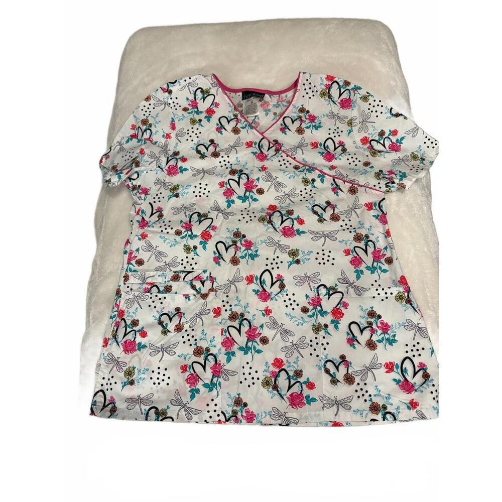WOMENS‎ MEDIUM SCRUB TOP medium  HEARTS AND PINK FLOWERS